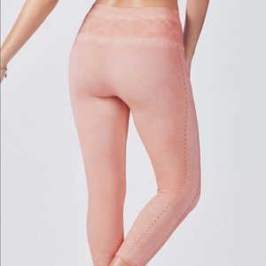 Fabletic’s NEW Seamless Solid Capri